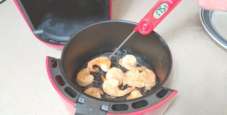 Example of checking the internal temperature of cooked raw shrimp in air fryer